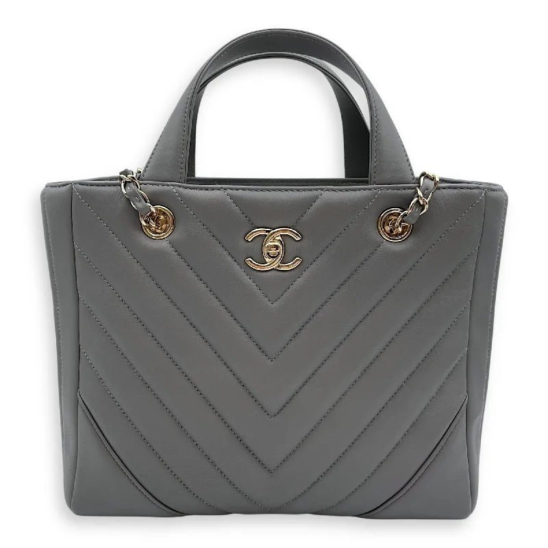 End-Of-Season Clearance Chevron Print Seasonal Tote 25x21x9cm Grey Shoulder Bag in Lambskin, Gold hardware The Ultimate Handbag Sale – Elegant Styles At Lower Prices End-Of-Season Clearance Chevron Print Seasonal Tote 25x21x9cm Grey Shoulder Bag in Lambskin, Gold hardware The Ultimate Handbag Sale – Elegant Styles At Lower Prices