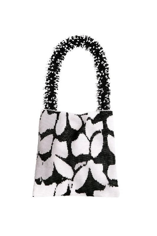 Latest Fashion CLASH OF PRINTS IN BLACK AND WHITE The Best Handbag Sale Of The Season Latest Fashion CLASH OF PRINTS IN BLACK AND WHITE The Best Handbag Sale Of The Season